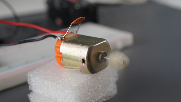 Mini DC Motor Spinning