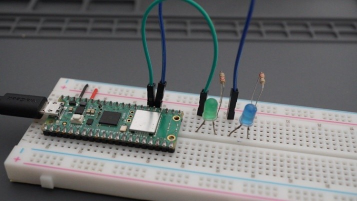 RPi Pico LEDs blinking at different frequencies