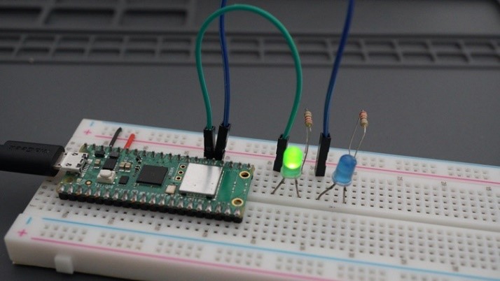 RPi Pico LEDs blinking at different frequencies